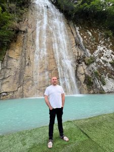 🖊️ Cingiz Quliyev Gece geç saat. Üç bira içmiş bir