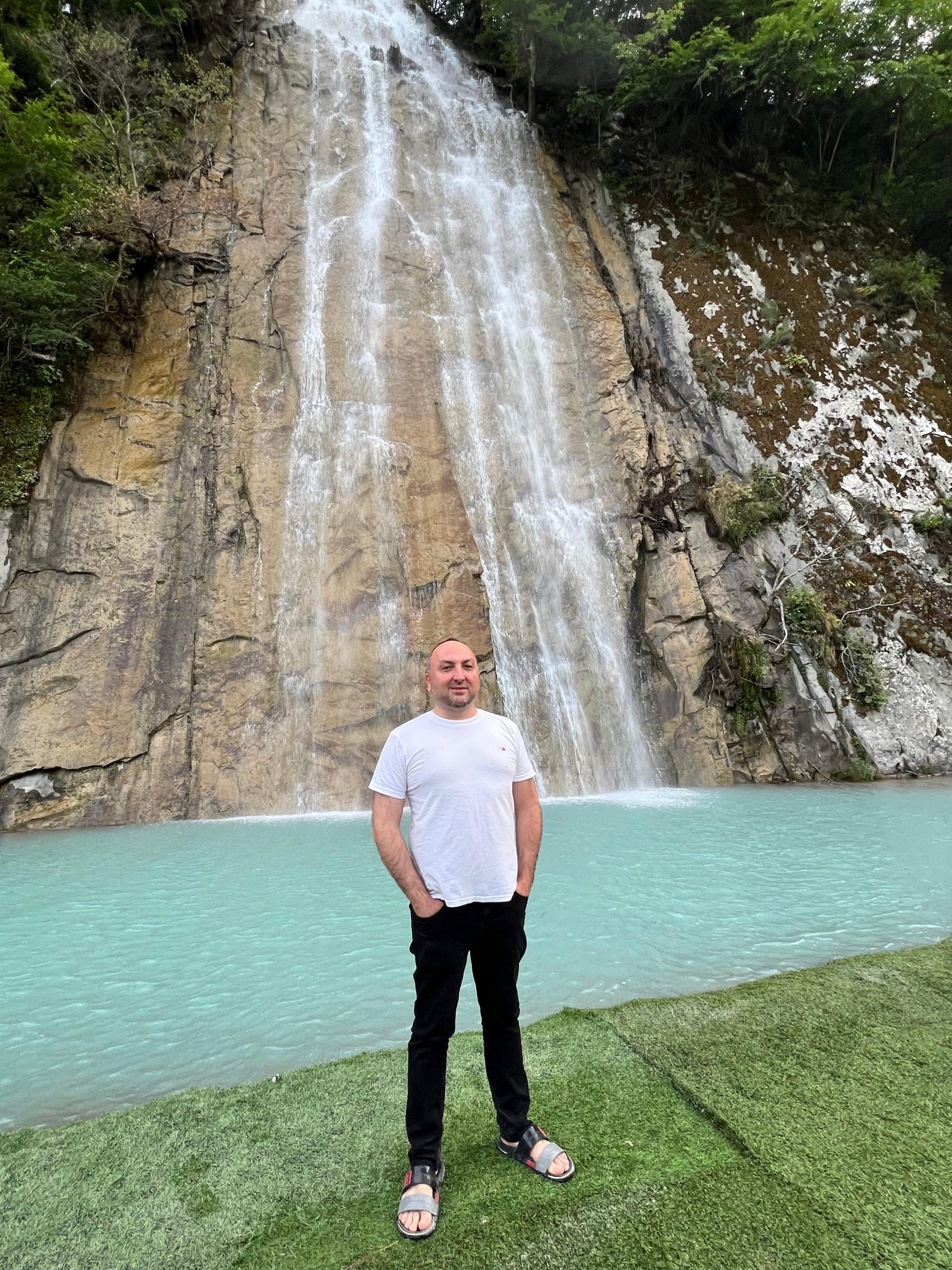 🖊️ Cingiz Quliyev Gece geç saat. Üç bira içmiş bir