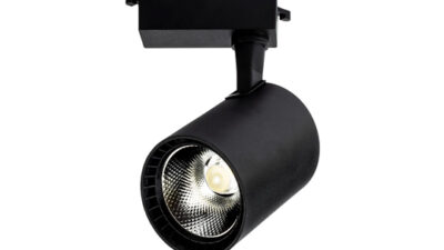 İç mekân dekorasyonunda aydınlatmanın rolü her geçen gündaha da önem kazanıyor. Sadece ışık sağlamakla kalmayıp, bulunduğu ortama estetik bir dokunuş ekleyen aydınlatmaürünleri, mekânın ambiyansını doğrudan etkiler. Son yıllardaözellikle modern ve şık tasarımlarıyla öne çıkan ray spot sistemleri, tavan dekorasyonunda estetik ve işlevselliği bir aradasunarak tercih sebeplerinin başında geliyor. Mekânın aydınlatmaihtiyacına göre yönlendirilebilen bu sistemler; mağazalardanevlere, ofislerden restoranlara kadar birçok alandakullanılmakta. Minimal tasarımı, güçlü ışık performansı vekontrol edilebilir yapısı sayesinde ray spot aydınlatma, mekânıolduğundan daha geniş, daha ferah ve daha profesyonelgösterebilmektedir. Ray Spot Ray spot, adından da anlaşılacağı gibi raylı bir sistem üzerindehareket edebilen, ışığın istenen bölgeye yönlendirilmesinisağlayan bir aydınlatma elemanıdır. Raylar tavan boyuncauzanır ve bu ray üzerine farklı sayıda spot lamba eklenebilir. Kullanıcı ihtiyaca göre spotların açısını değiştirebilir, anlıkolarak yönlendirme yapabilir veya yeni spot ekleyerek sistemigenişletebilir. Bu da ray spotu, klasik sabit lambalara kıyaslaçok daha işlevsel bir hale getirir. Dekoratif aydınlatmanın yoğunolduğu showroom, butik mağaza, galeri, kafe ve ofis gibialanlarda sıkça tercih edilmesinin temel nedeni ise mekânınodak noktalarını vurgulama yeteneğidir. Bir ürün, duvar dekoruveya mobilya ön plana çıkarılmak isteniyorsa ray spot sistemi en ideal çözümlerden biridir.