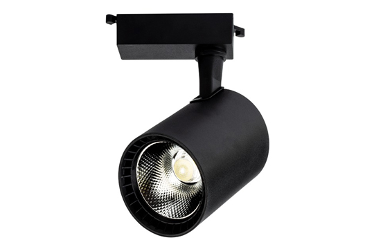 İç mekân dekorasyonunda aydınlatmanın rolü her geçen gündaha da önem kazanıyor. Sadece ışık sağlamakla kalmayıp, bulunduğu ortama estetik bir dokunuş ekleyen aydınlatmaürünleri, mekânın ambiyansını doğrudan etkiler. Son yıllardaözellikle modern ve şık tasarımlarıyla öne çıkan ray spot sistemleri, tavan dekorasyonunda estetik ve işlevselliği bir aradasunarak tercih sebeplerinin başında geliyor. Mekânın aydınlatmaihtiyacına göre yönlendirilebilen bu sistemler; mağazalardanevlere, ofislerden restoranlara kadar birçok alandakullanılmakta. Minimal tasarımı, güçlü ışık performansı vekontrol edilebilir yapısı sayesinde ray spot aydınlatma, mekânıolduğundan daha geniş, daha ferah ve daha profesyonelgösterebilmektedir. Ray Spot Ray spot, adından da anlaşılacağı gibi raylı bir sistem üzerindehareket edebilen, ışığın istenen bölgeye yönlendirilmesinisağlayan bir aydınlatma elemanıdır. Raylar tavan boyuncauzanır ve bu ray üzerine farklı sayıda spot lamba eklenebilir. Kullanıcı ihtiyaca göre spotların açısını değiştirebilir, anlıkolarak yönlendirme yapabilir veya yeni spot ekleyerek sistemigenişletebilir. Bu da ray spotu, klasik sabit lambalara kıyaslaçok daha işlevsel bir hale getirir. Dekoratif aydınlatmanın yoğunolduğu showroom, butik mağaza, galeri, kafe ve ofis gibialanlarda sıkça tercih edilmesinin temel nedeni ise mekânınodak noktalarını vurgulama yeteneğidir. Bir ürün, duvar dekoruveya mobilya ön plana çıkarılmak isteniyorsa ray spot sistemi en ideal çözümlerden biridir.