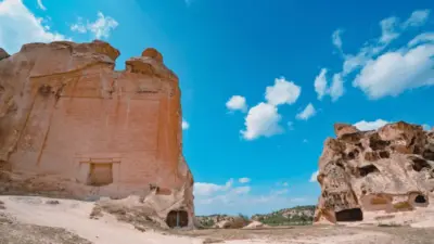 Yazılıkaya’da kamp yapmak mümkün, ama koşullarla beraber geliyor. Resmî koruma