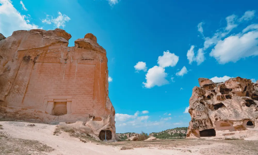 Yazılıkaya’da kamp yapmak mümkün, ama koşullarla beraber geliyor. Resmî koruma