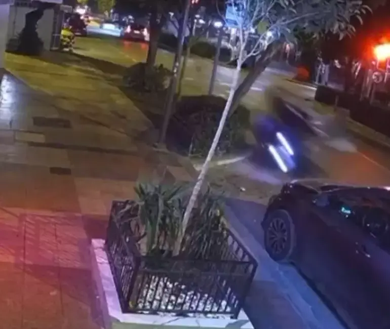 İzmir’de Plevne Bulvarı’nda yaya geçidinde yüksek hızla gelen motosikletin çarptığı